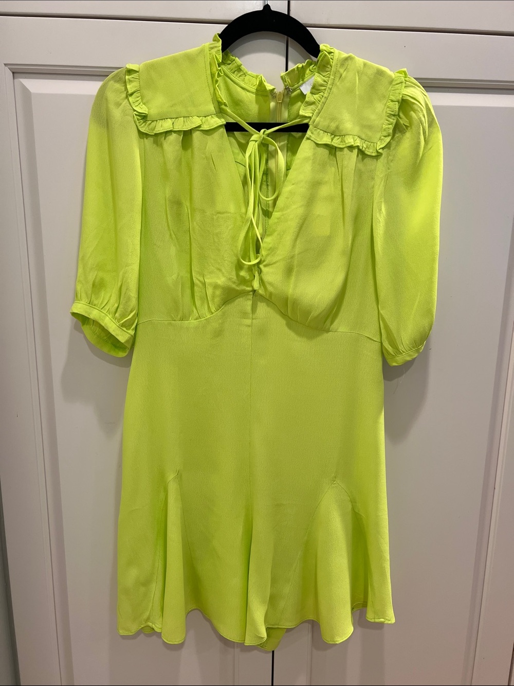 Olivaceous Neon Chartreuse Tie-Front Mini romper med. 💛💚